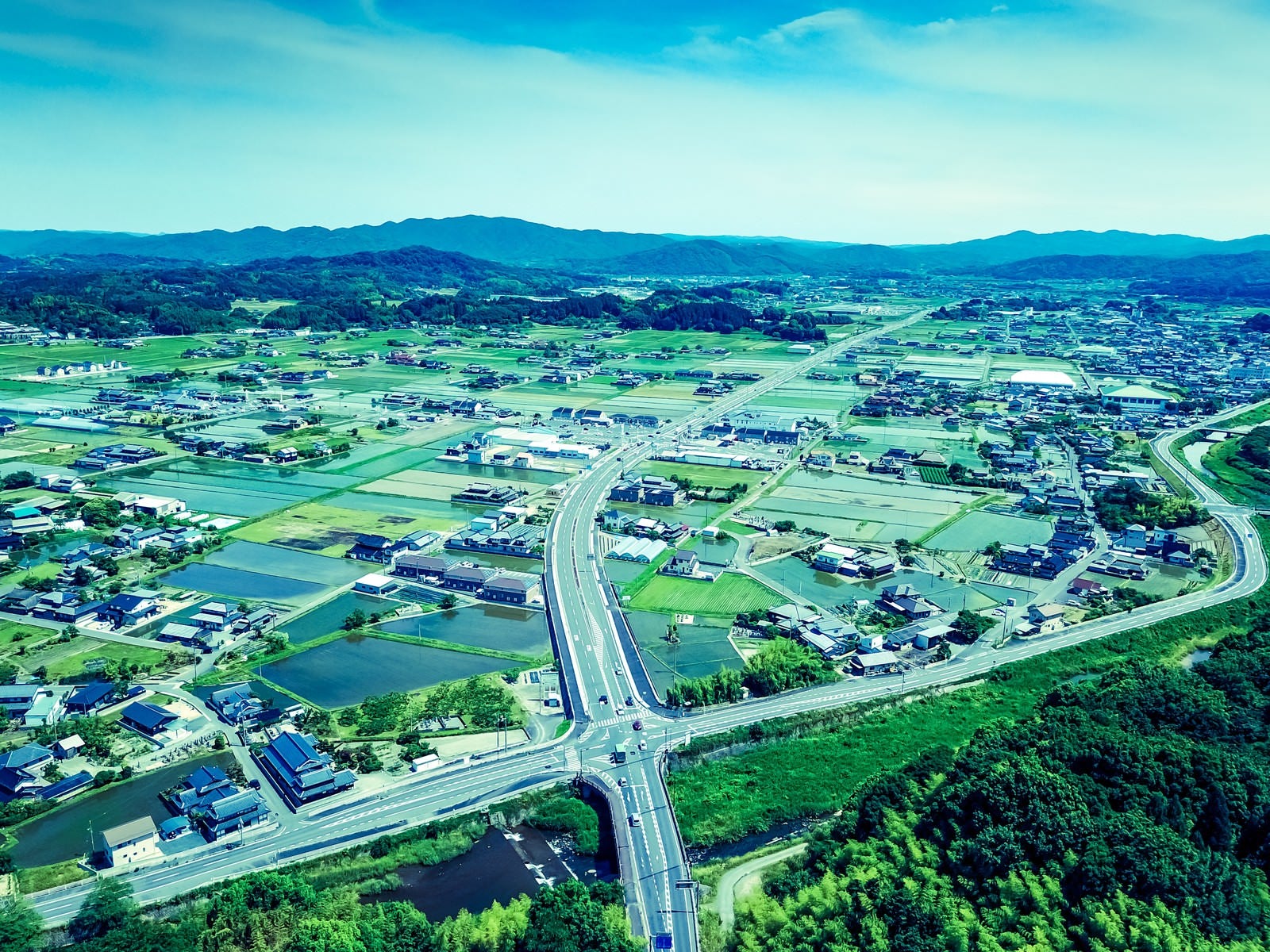 「山林に覆われる岡山県鏡野町の都会部分」の写真