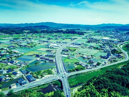 山林に覆われる岡山県鏡野町の都会部分の写真