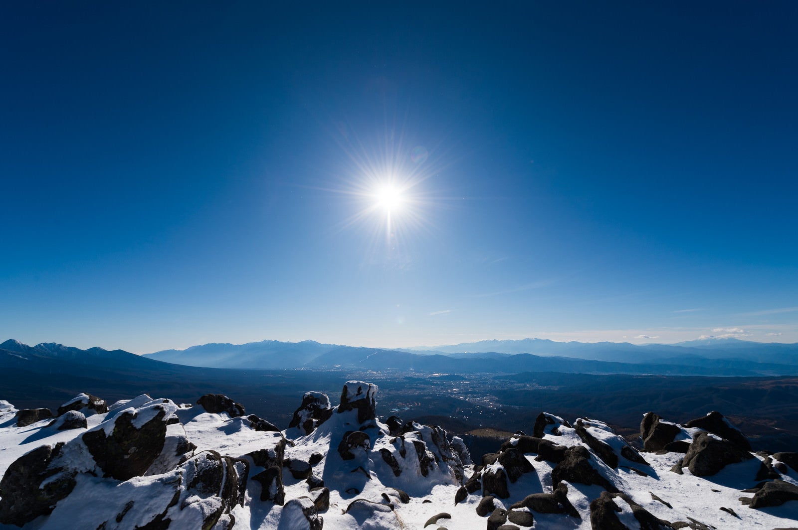 「厳冬期の蓼科山山頂からの一望」の写真