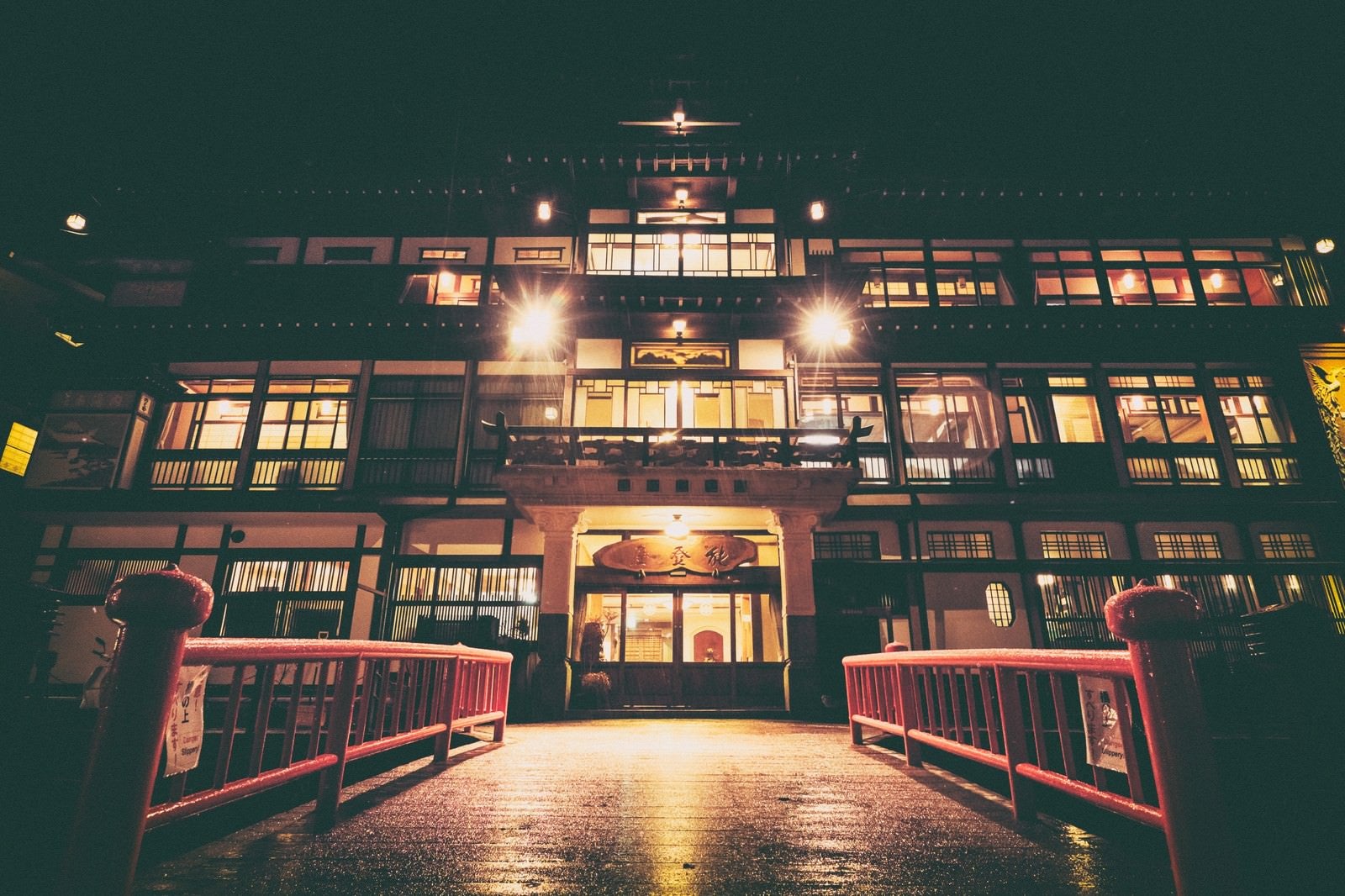 「大正ロマン感じる銀山温泉の旅館」の写真
