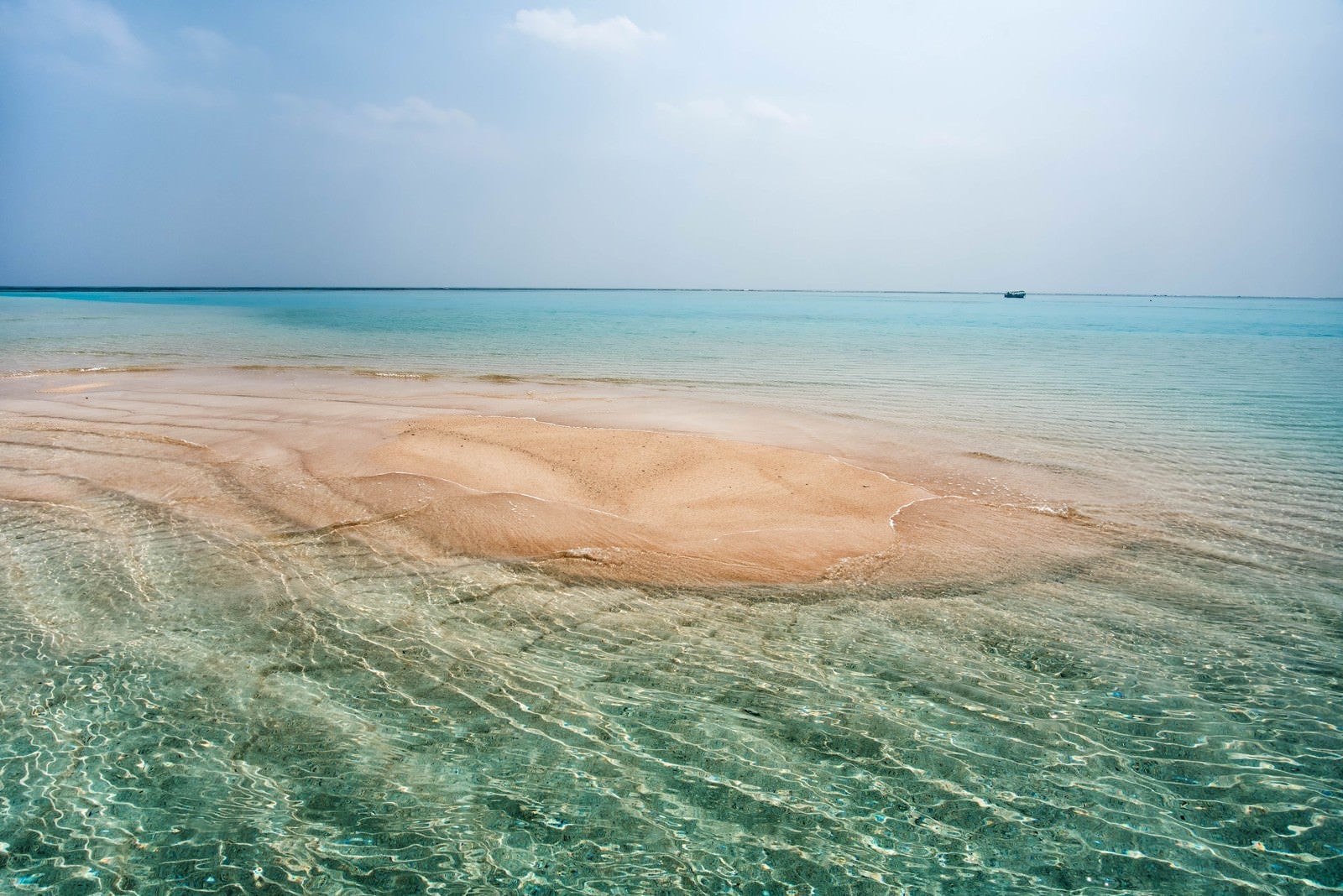 「海から現れた百合ヶ浜」の写真