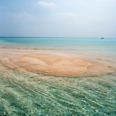 海から現れた百合ヶ浜の写真