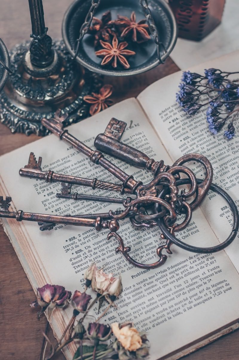 「古書と古い鍵」の写真