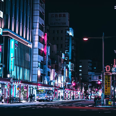 夜の浅草の街並みとネオンの写真
