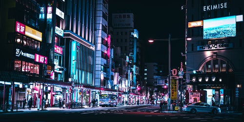 夜の浅草の街並みとネオンの写真