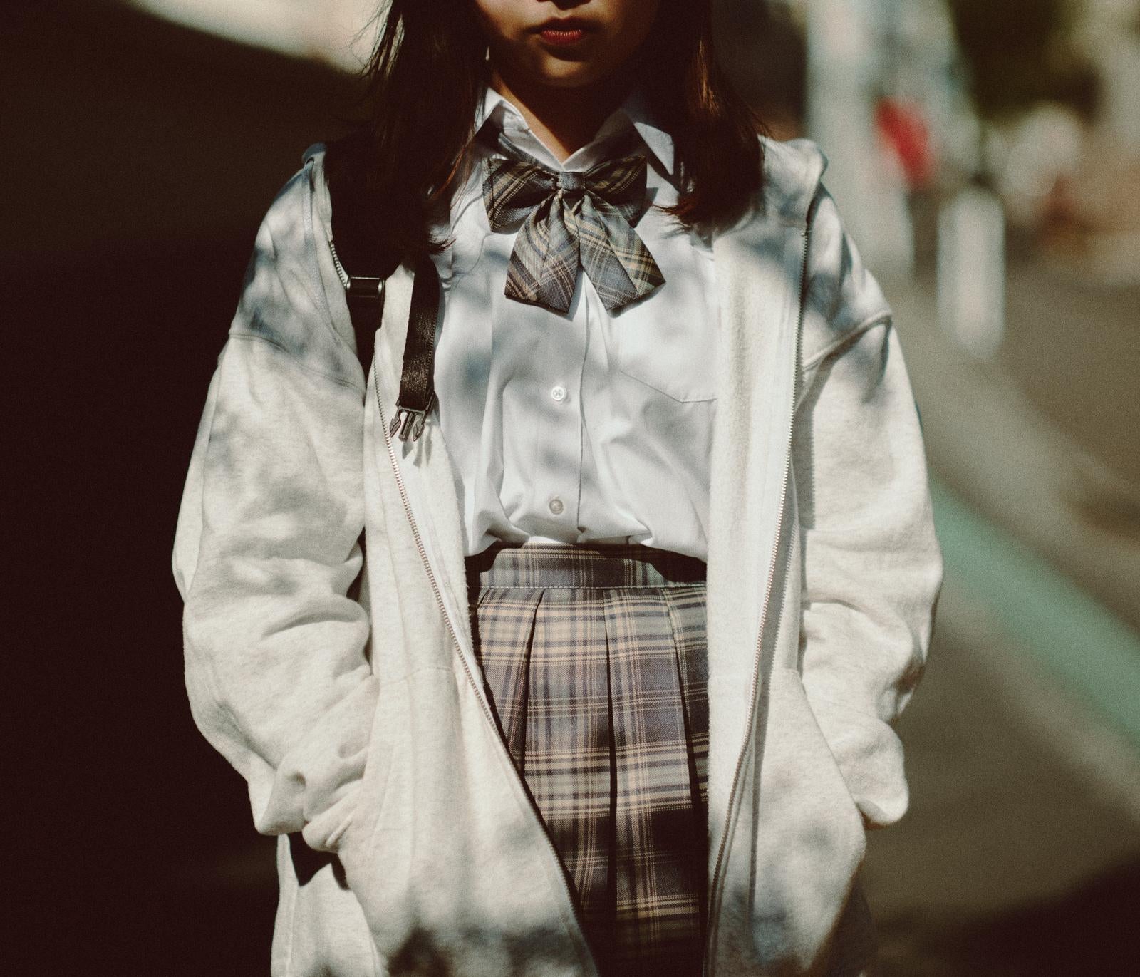 「制服リボンとパーカーの女子高生」の写真