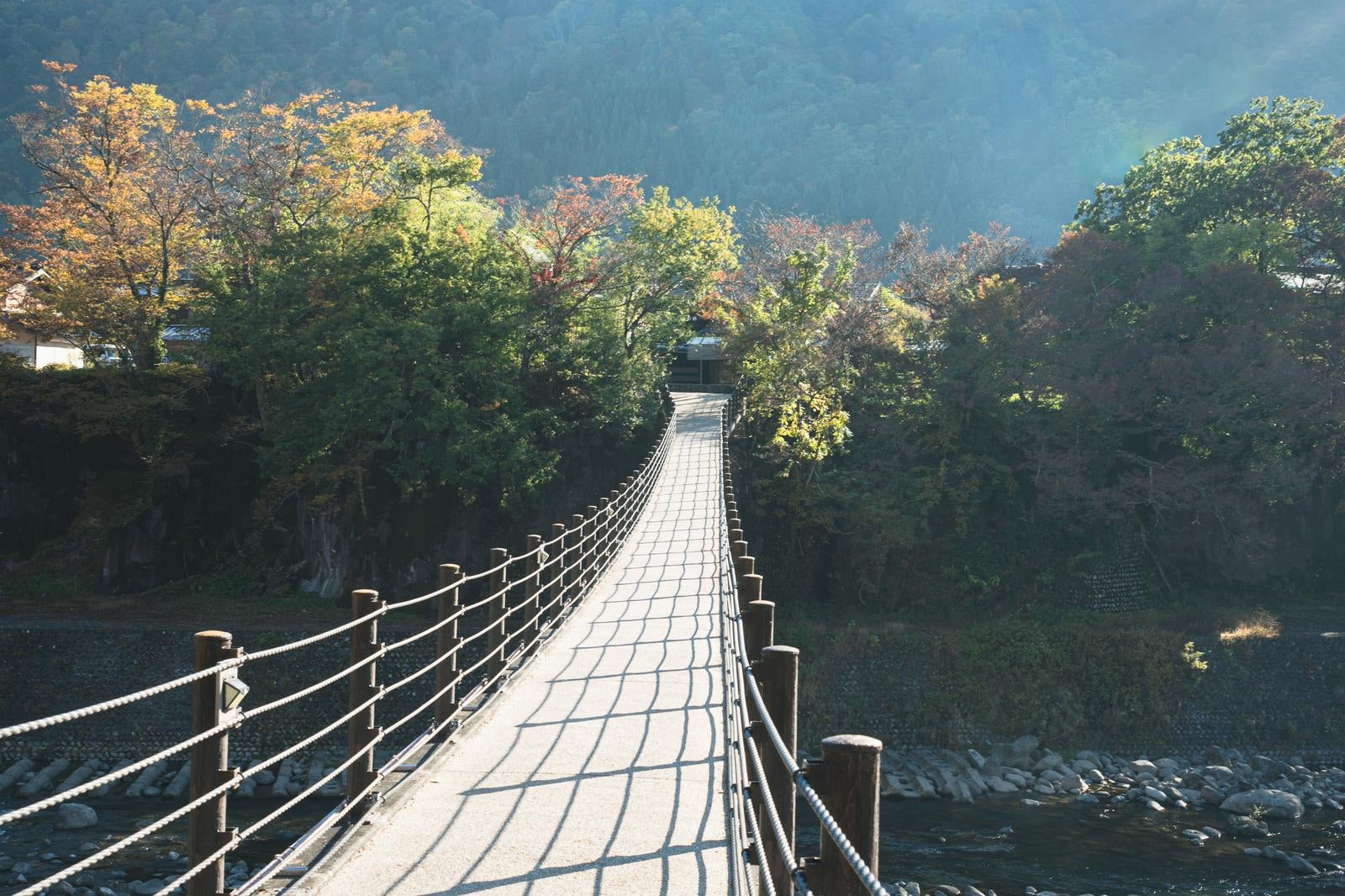 「岐阜県白川郷合掌集落へ向かうであい橋」の写真