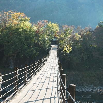 岐阜県白川郷合掌集落へ向かうであい橋の写真