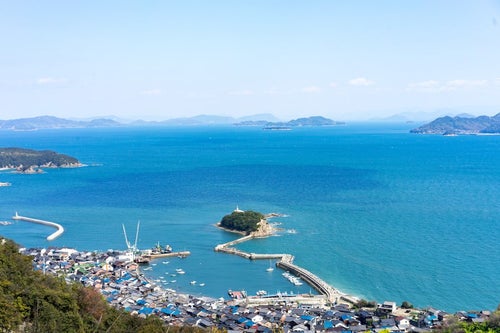 海岸沿いの玉津島、福山市鞆町の写真