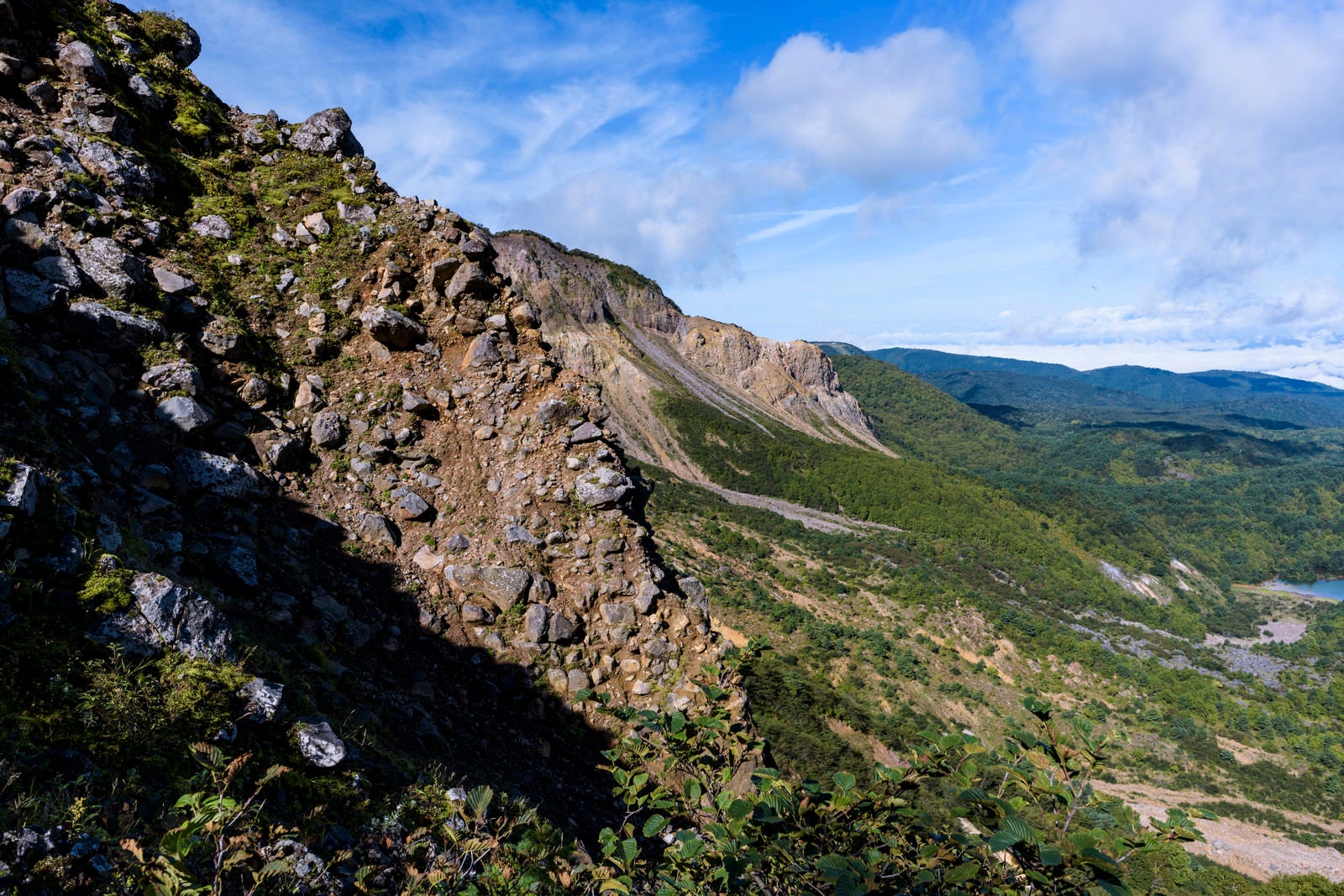 「噴火の跡が残る磐梯山の崖」の写真