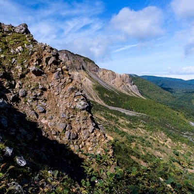噴火の跡が残る磐梯山の崖の写真