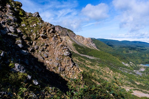 噴火の跡が残る磐梯山の崖の写真