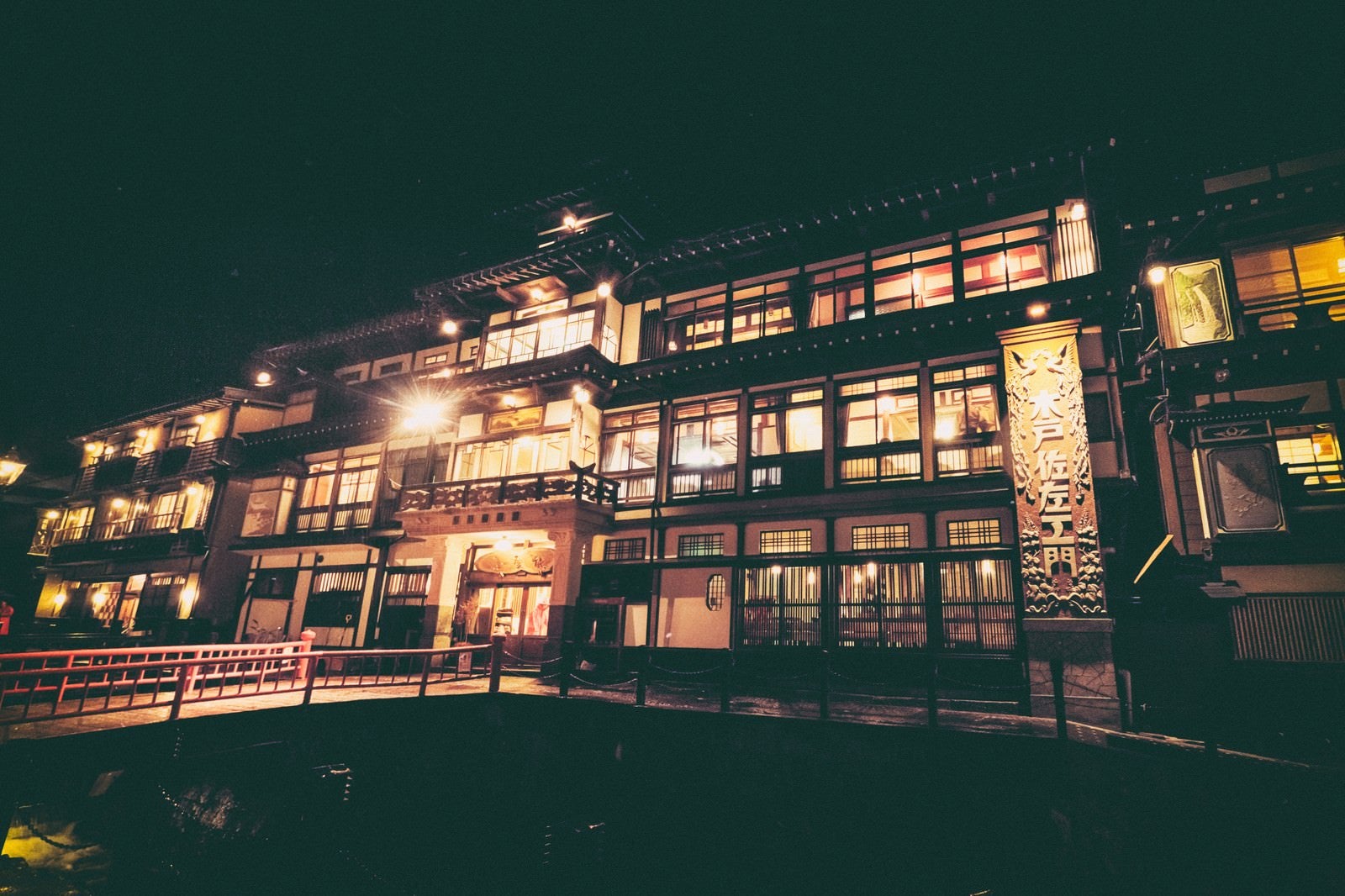 「大正ロマン漂う銀山温泉の旅館（夜景）」の写真