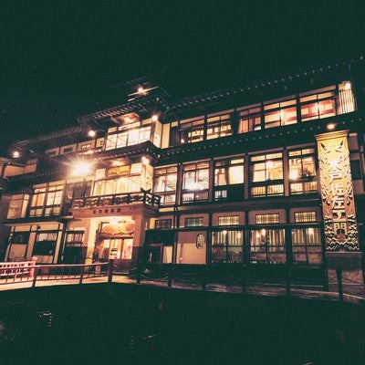 大正ロマン漂う銀山温泉の旅館（夜景）の写真