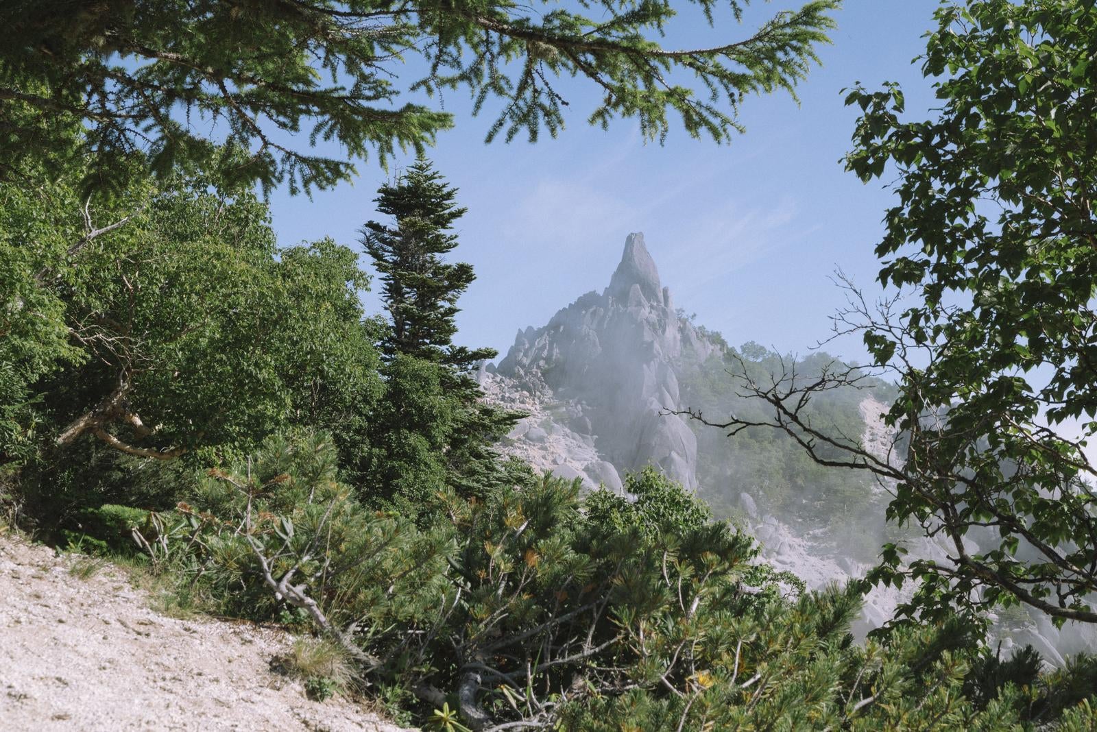 「木々の隙間から見えるオベリスク（鳳凰三山）」の写真