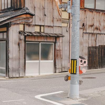 電柱に隠れる「飛び出し注意」のとび太くんの写真