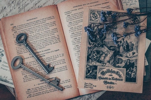 古い鍵と洋書の写真