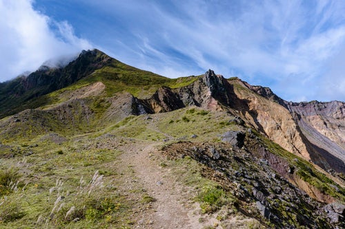 火山特有の景色が広がる磐梯山（ばんだいさん）の写真
