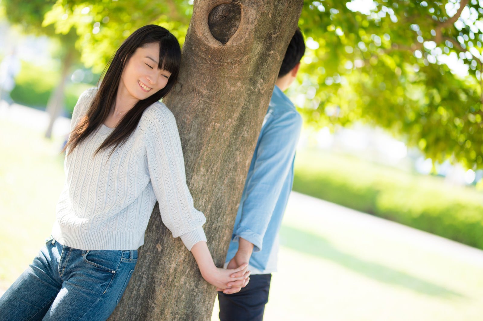 「「恋人」のシーンでよくある木を使った構図」の写真［モデル：たけべともこ］