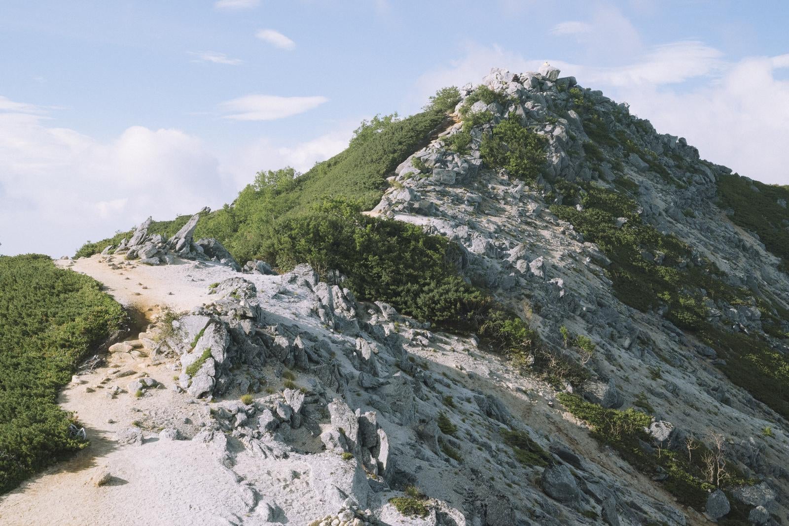 「観音山周辺の白砂の山肌」の写真