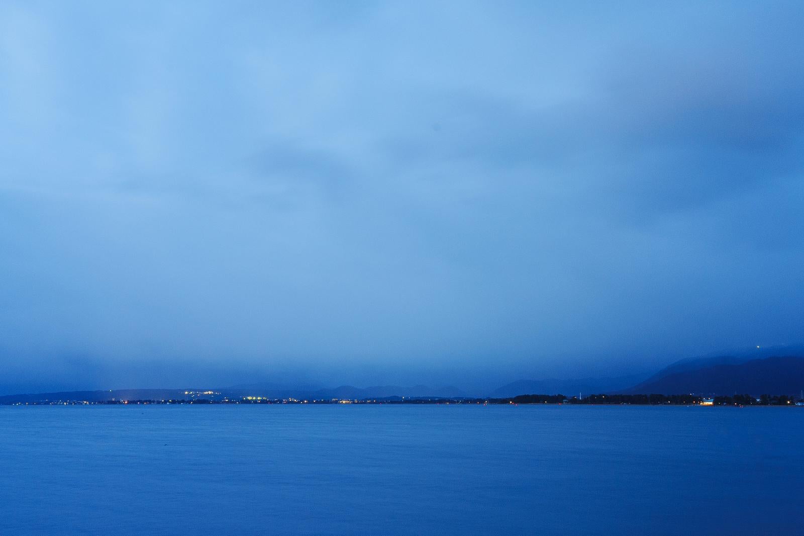 「夜明け前の静寂なる黎明時の琵琶湖」の写真