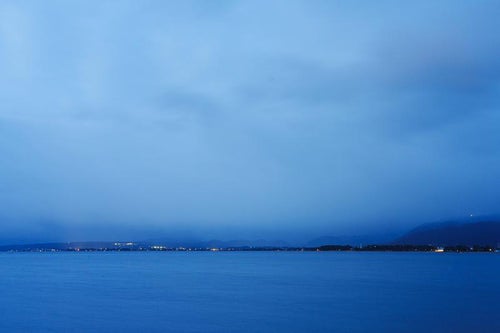夜明け前の静寂なる黎明時の琵琶湖の写真