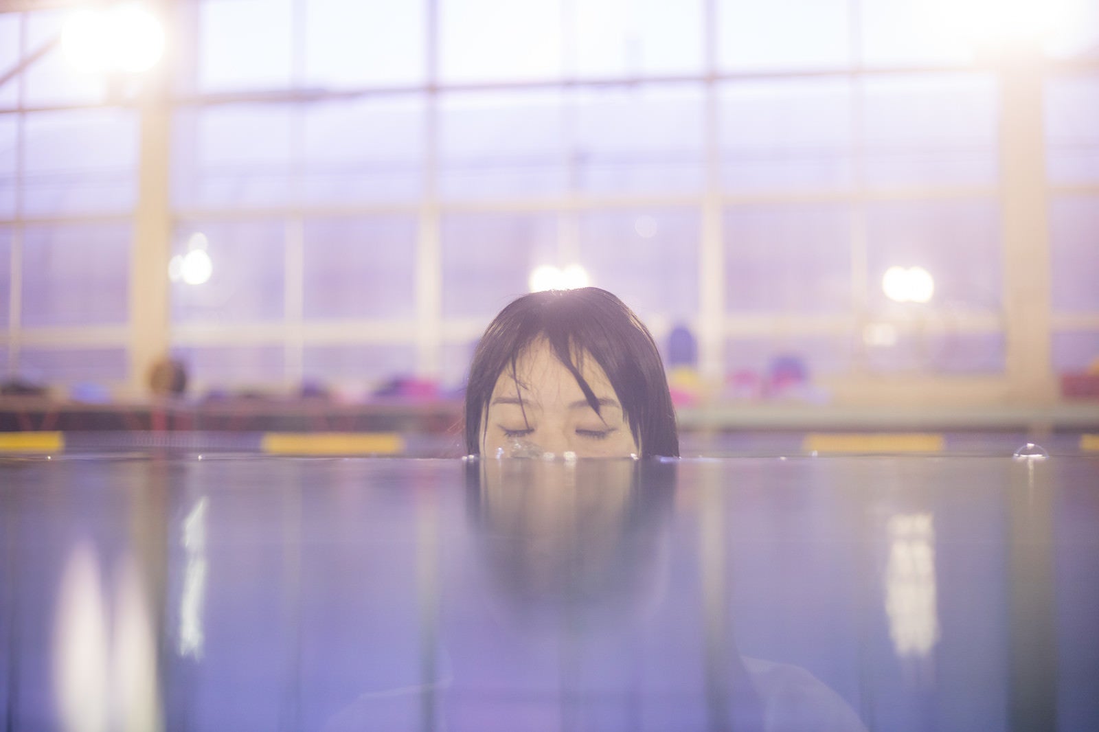 「溺れかけ女子」の写真［モデル：たけべともこ］