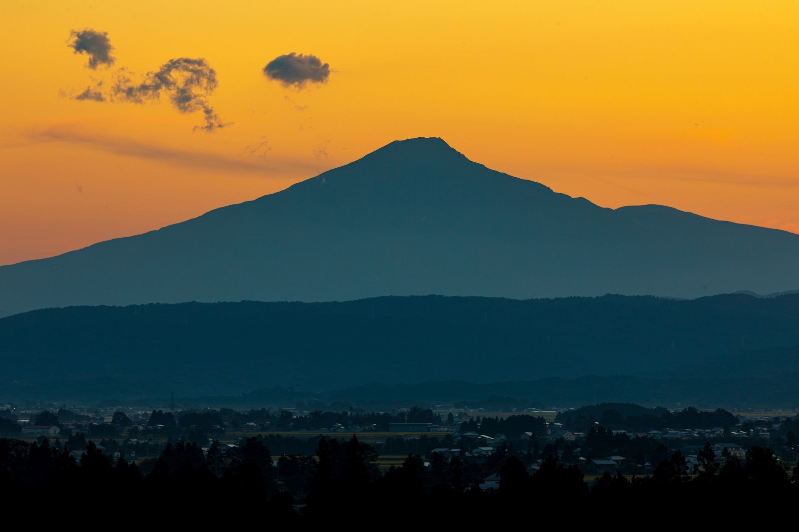 「夕景のシルエット鳥海山」の写真