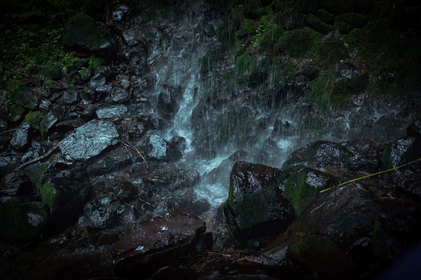 「岩井滝の水が滴る岩場」の写真