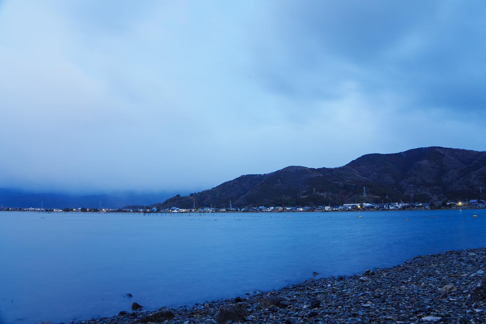 「琵琶湖湖畔で迎える静かな黎明」の写真
