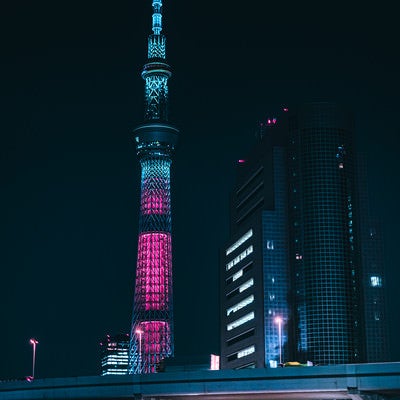 ピンク色にライトアップされた東京スカイツリーの写真