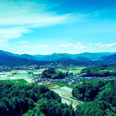 山林に囲まれる町なみ（岡山県鏡野町）の写真