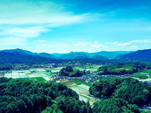 山林に囲まれる町なみ（岡山県鏡野町）の写真