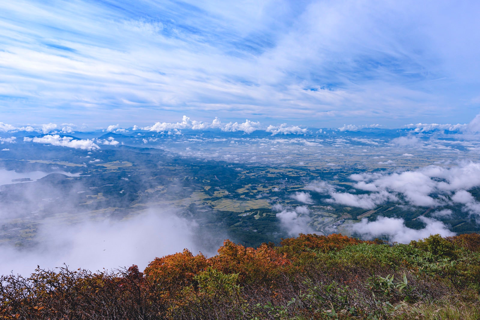 「磐梯山から眺める会津若松の街と飯豊山（いいでさん）」の写真