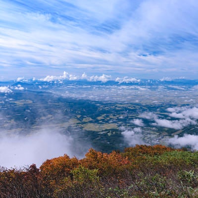 磐梯山から眺める会津若松の街と飯豊山（いいでさん）の写真