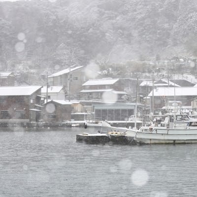 漁港に舞う雪の写真