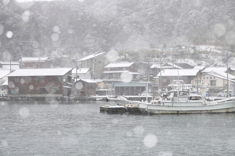 漁港に舞う雪の写真