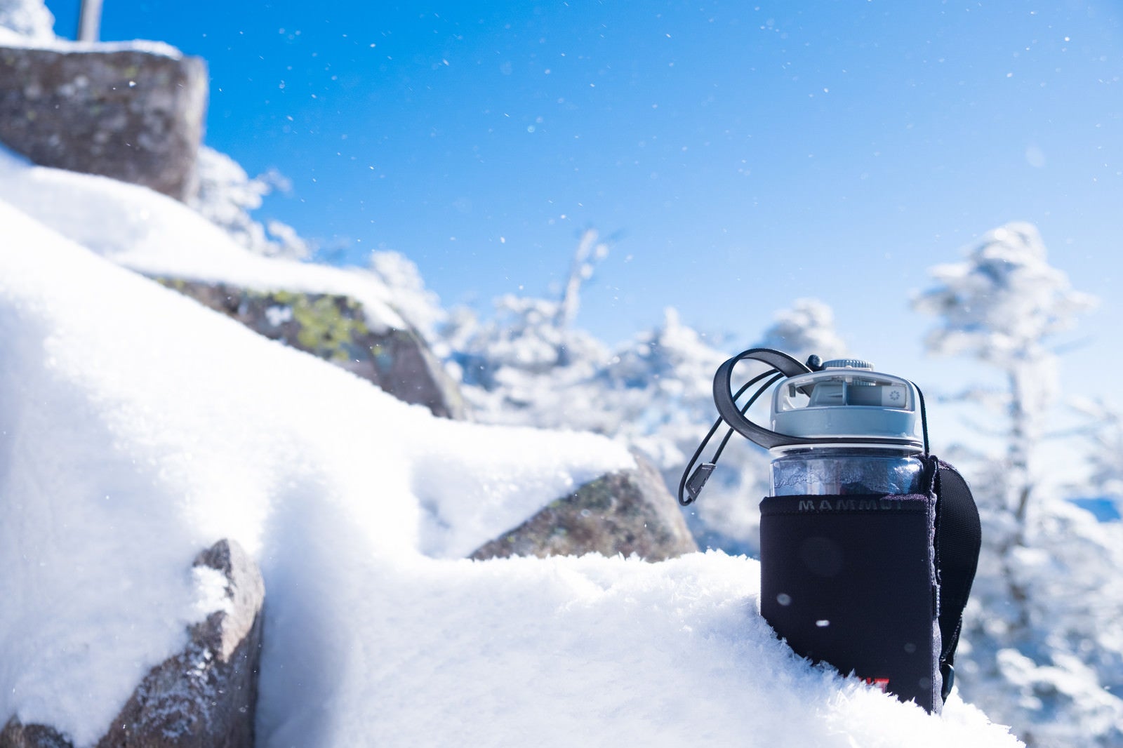 「氷点下15℃の気温で氷始めたドリンクボトル」の写真