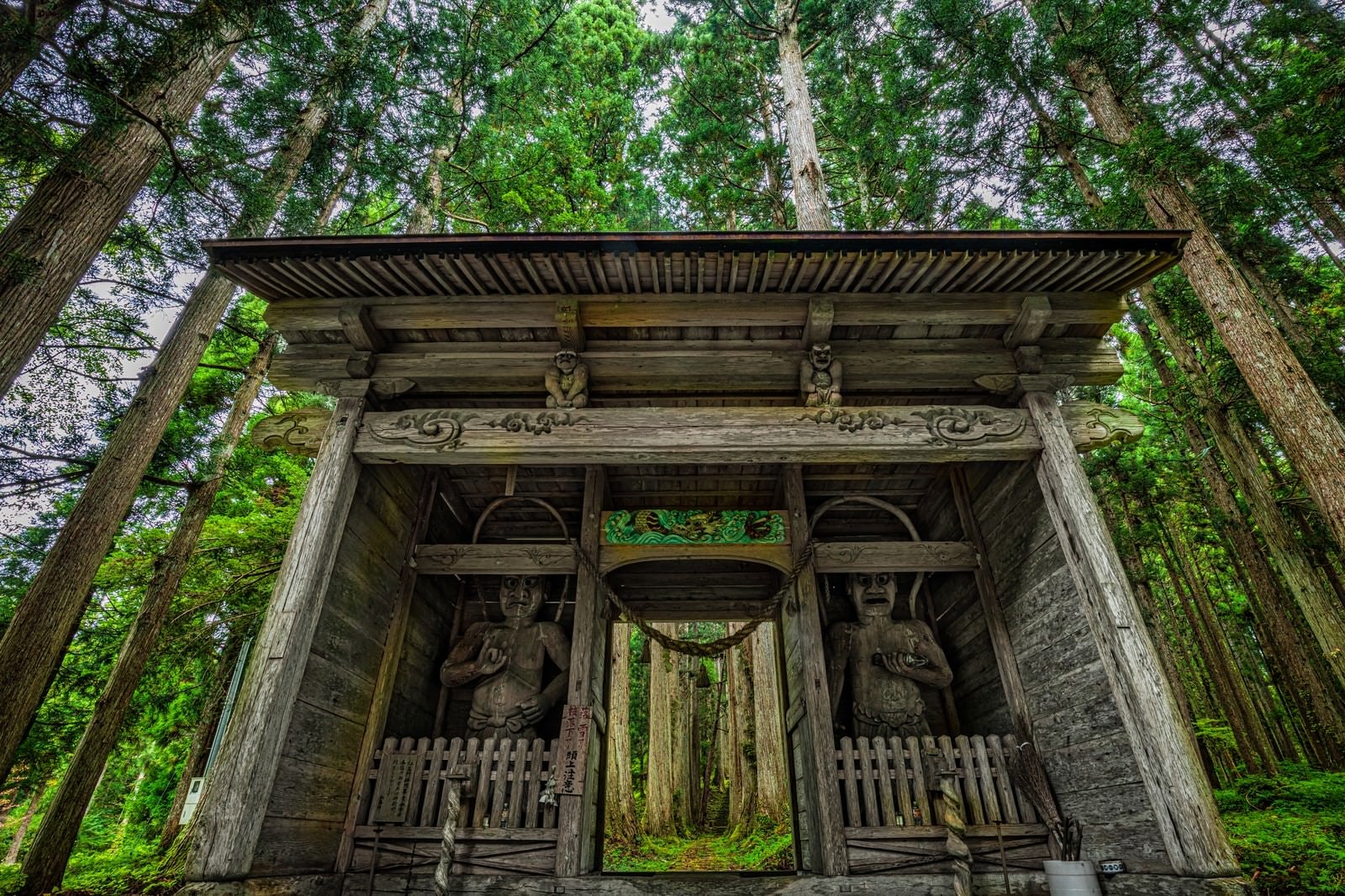「金峰神社（仙北市田沢湖）の仁王門」の写真