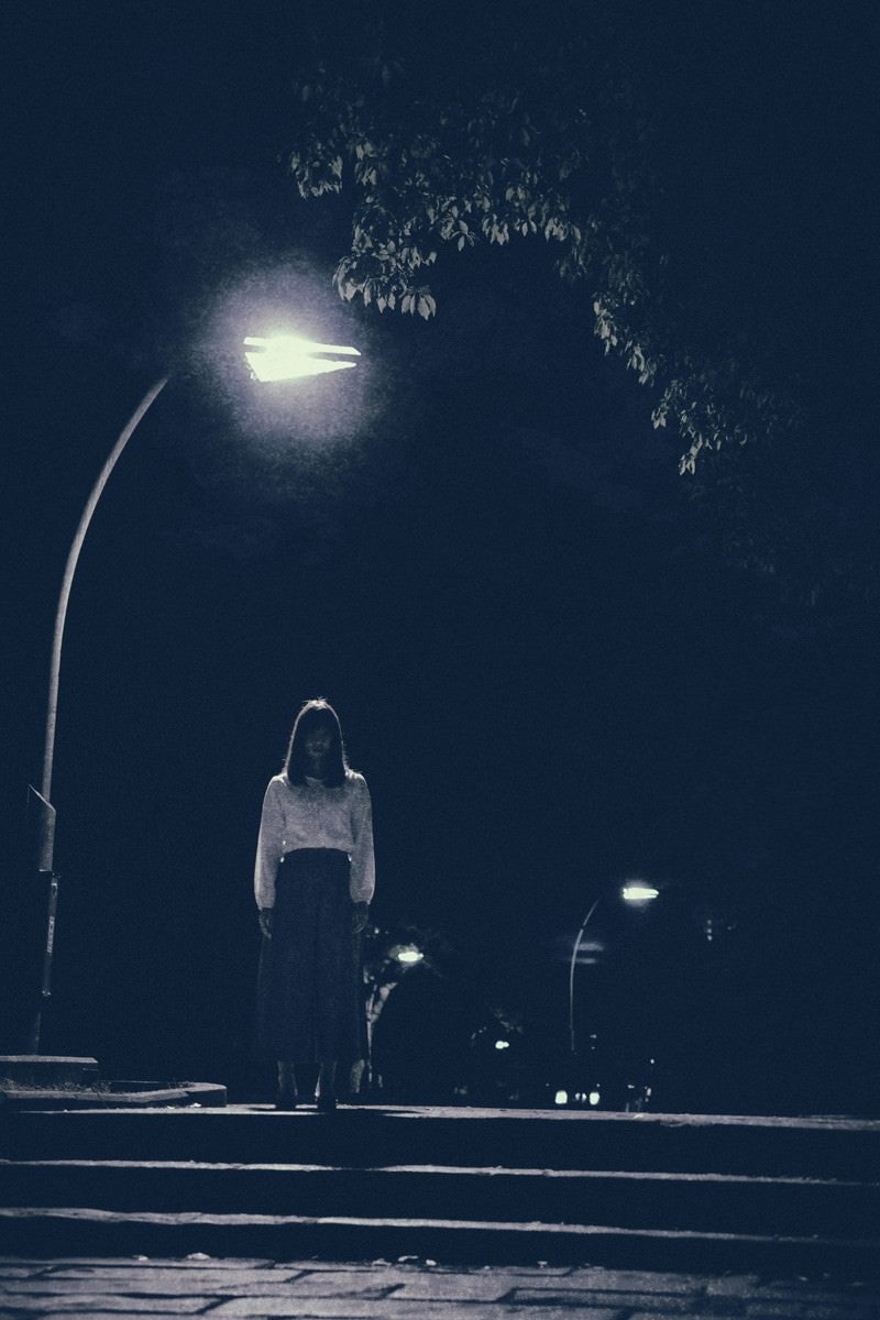「街灯の下で待ち続ける女性」の写真［モデル：さとうゆい］