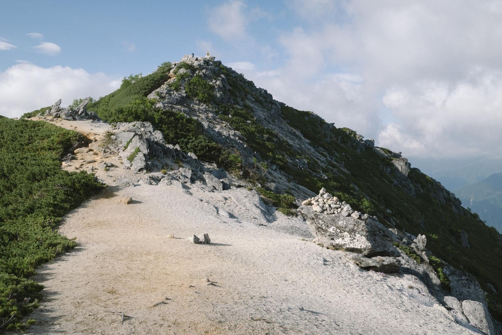「観音岳山頂の白砂の道」の写真