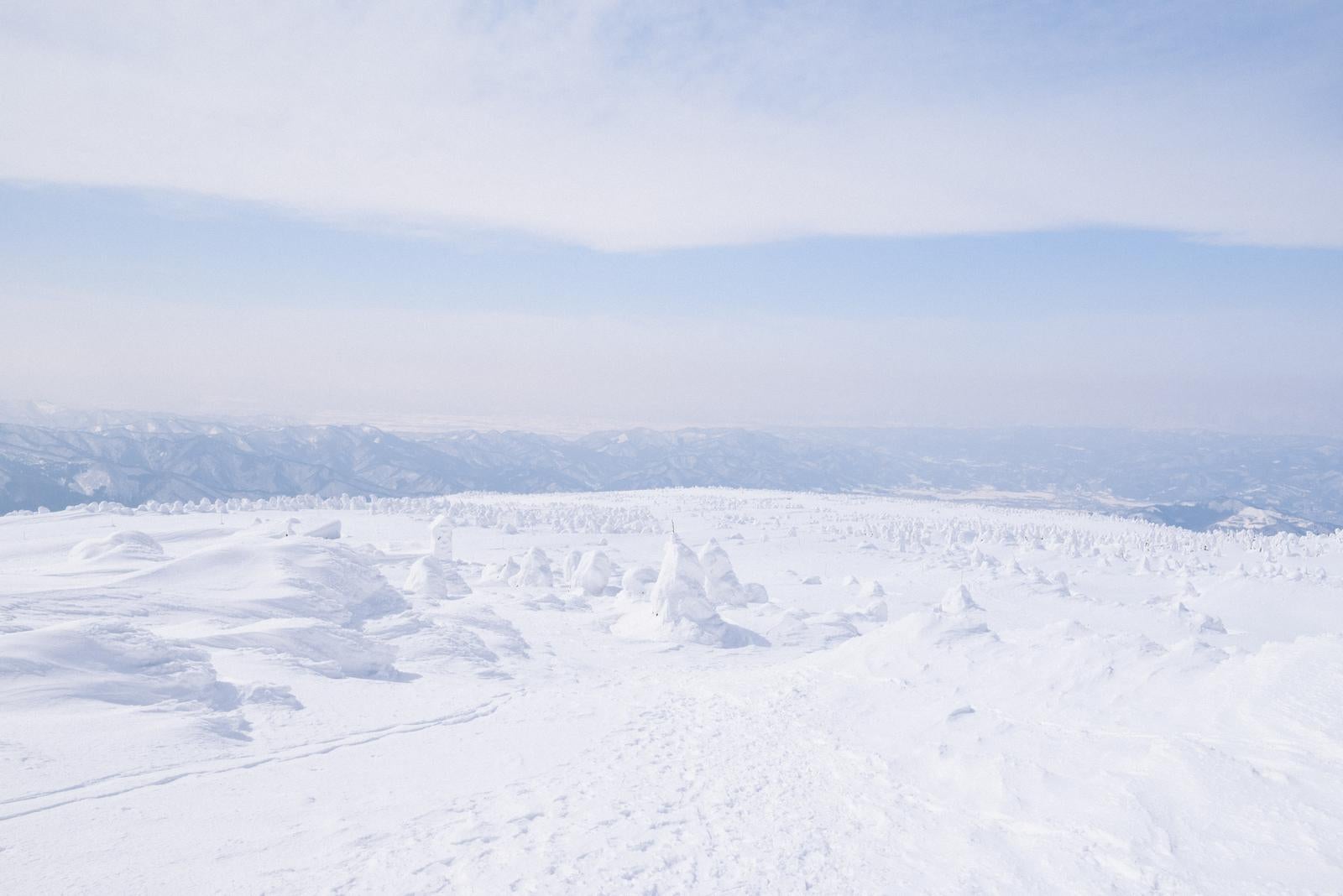 「山形県の冬景色を一望できる蔵王からの眺め」の写真