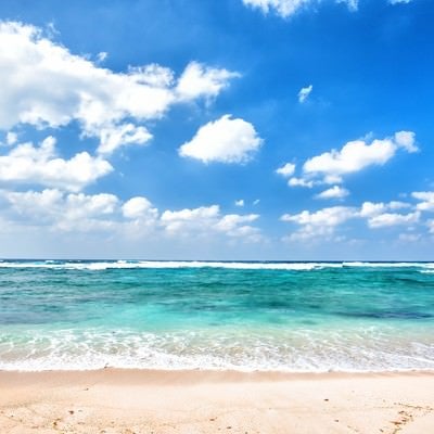 青い空とエメラルドグリーンの海の写真