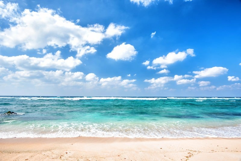 青い空とエメラルドグリーンの海の写真