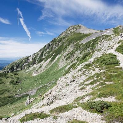 青空を指す笠ヶ岳の写真