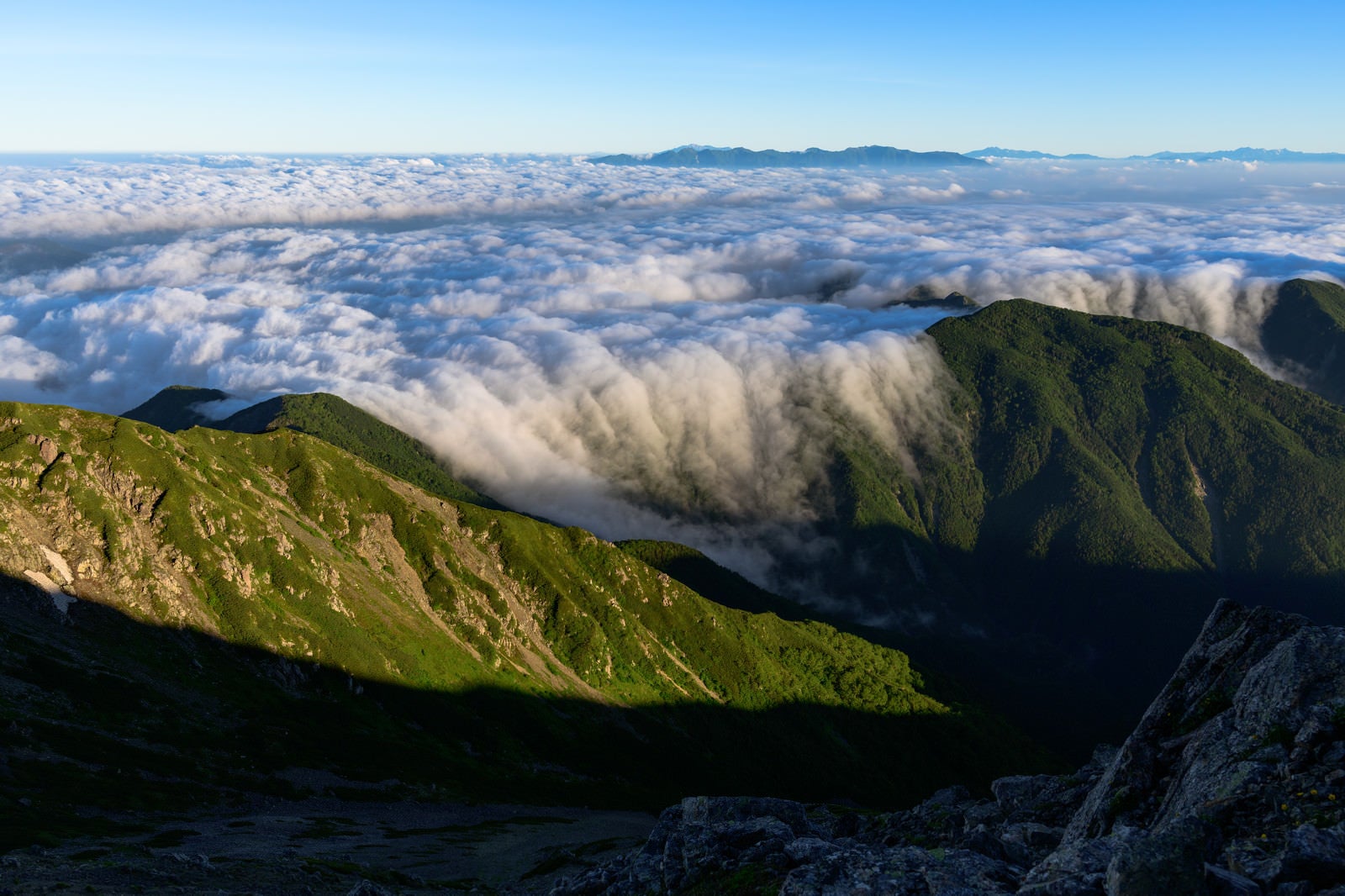 「三伏峠にかかる滝雲（赤石山脈）」の写真