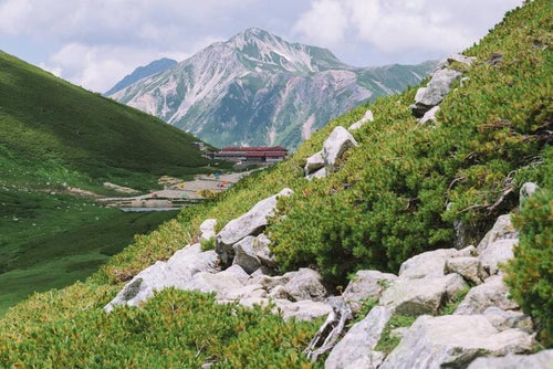 双六山荘と鷲羽岳を眺めるの写真