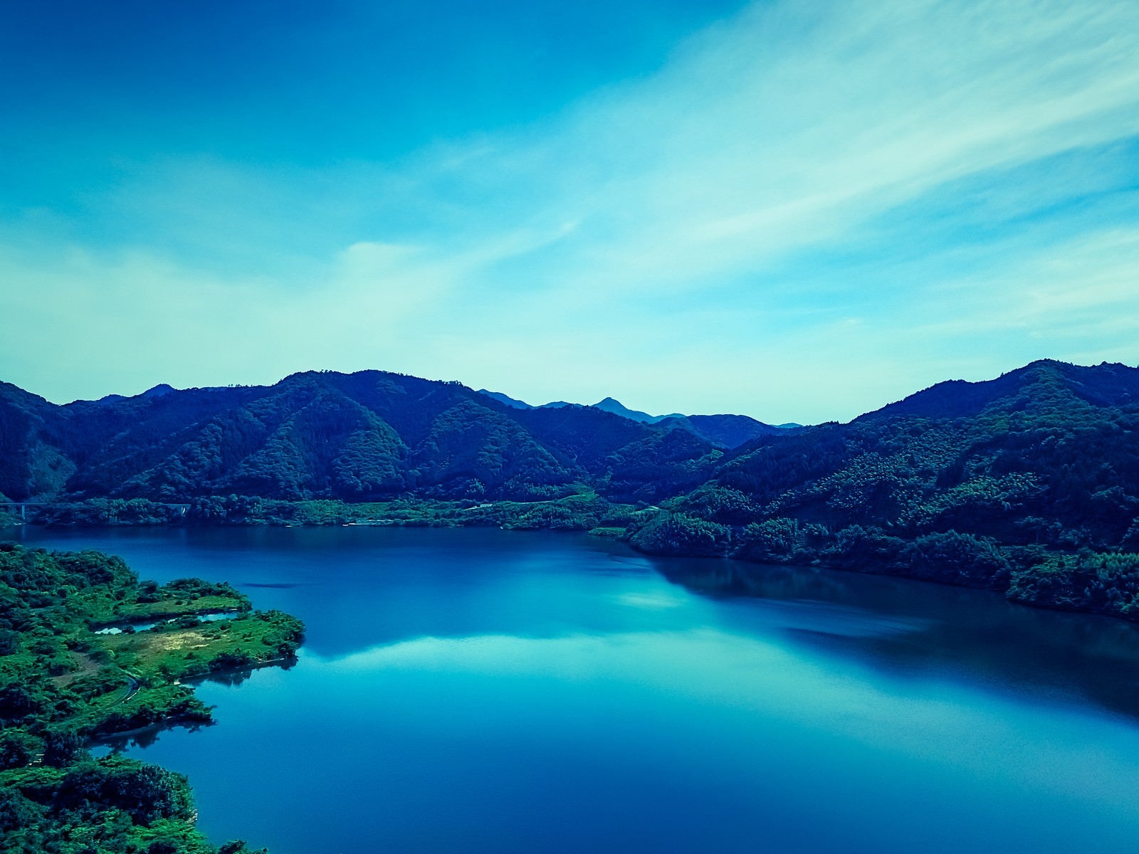 「苫田ダムによってできた人造湖（奥津湖）」の写真