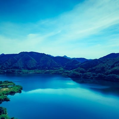 苫田ダムによってできた人造湖（奥津湖）の写真