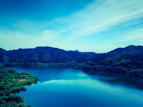 苫田ダムによってできた人造湖（奥津湖）の写真